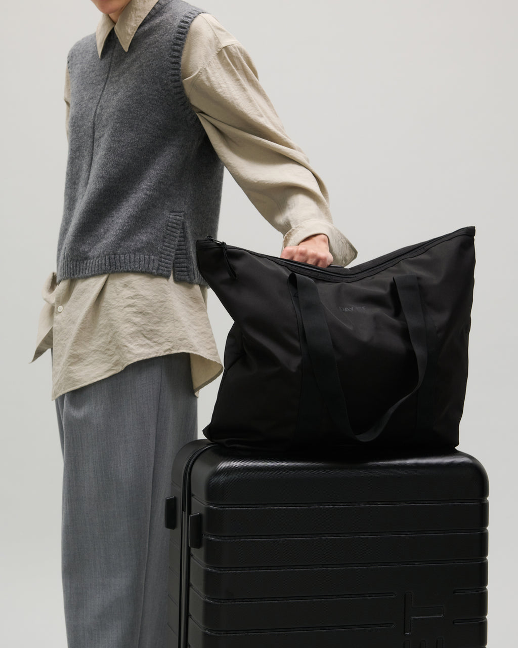 Large 28" Tonal Logo Check-In Koffert